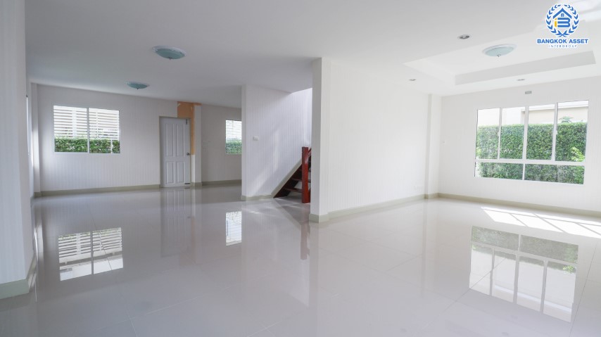 *****บ้านเดี่ยวมือสองย่านปทุมธานี หมู่บ้าน ชวนชื่นกรีนบาวด์ กรุงเทพ-ปทุมธานี บ้านสวยพร้อมเข้าอยู่ ภายในโครงการสภาพแวดล้อมดีมาก ใกล้สนามกอล์ฟ เนื้อที่ 56.2 ตร.ว. ฟังก์ชัน 3 ห้องนอน 3 ห้องน้ำ 2 ที่จอด บนทำเลเดินทางสะดวก เชื่อมต่อถนนหลายเส้นทาง ใกล้จุดขึ้นทางด่วน "อุดรรัถยา"